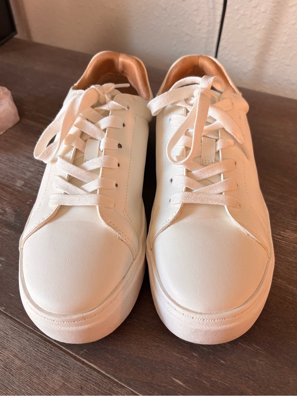 Women’s like new White Low-Top Leather Sneakers - Casual Lace-Up